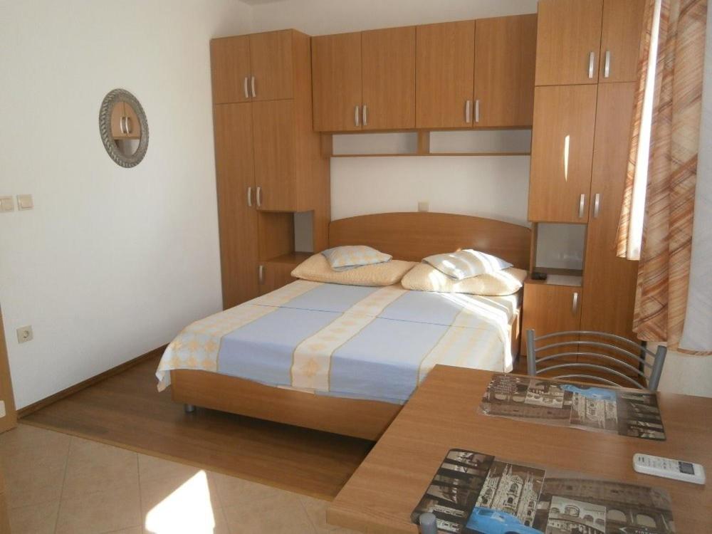 Apartments with parking space Igrane photo 2