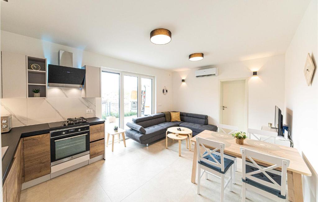 Amazing Apartment In Kastel Novi With Wifi photo 2