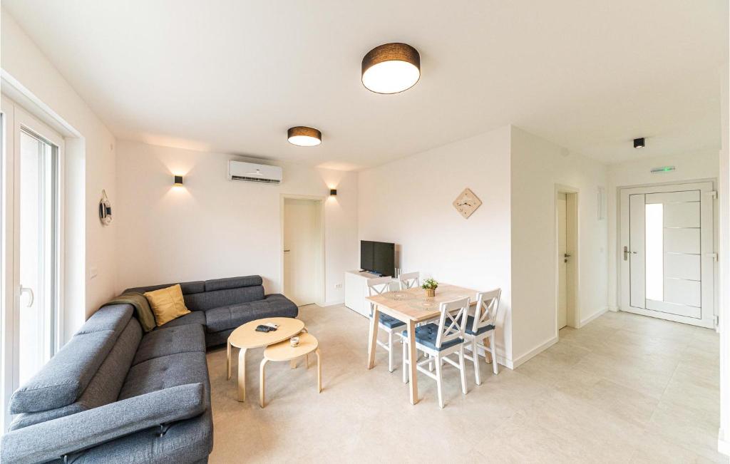 Amazing Apartment In Kastel Novi With Wifi photo 3