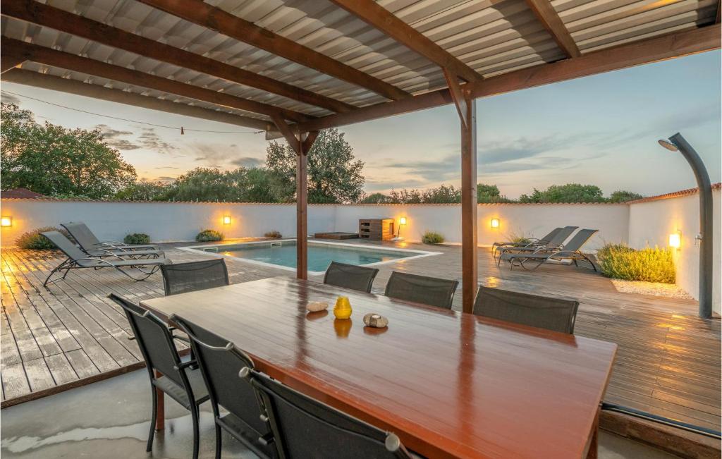 Stunning Home In Pula photo 2