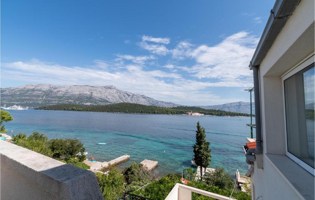 Three-Bedroom Apartment In Lumbarda photo 2