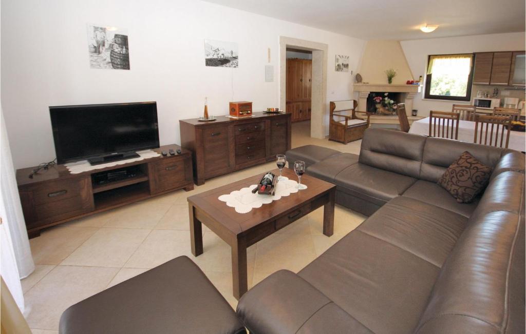 Three-Bedroom Holiday Home In Rebici photo 2