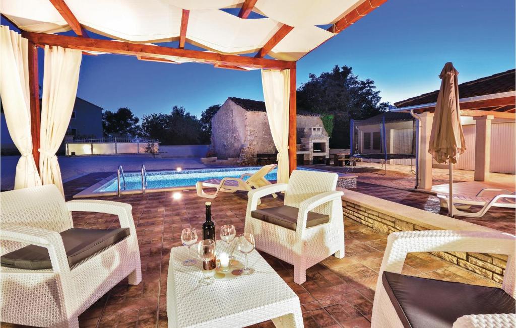 Three-Bedroom Holiday Home In Rebici photo 3
