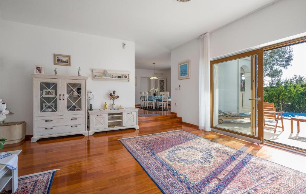 4 Bedroom Cozy Home In Vodice photo 3