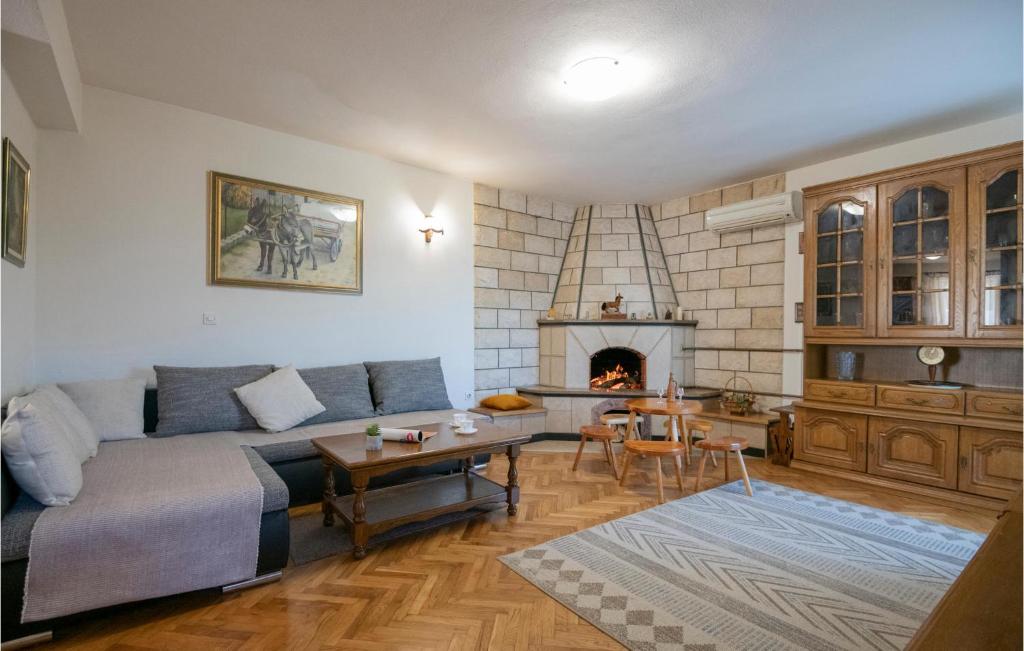 Awesome Home In Runovic With Wifi photo 3