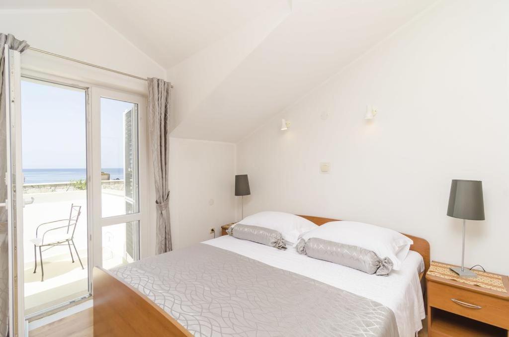 Rooms with a swimming pool Cove Saplunara photo 2