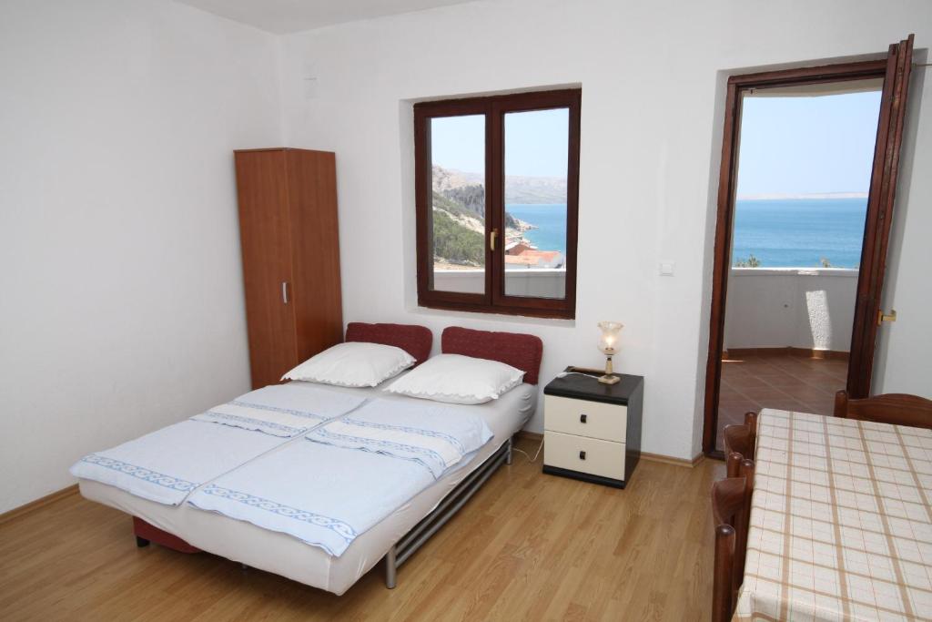 Apartments with parking space Metajna photo 2