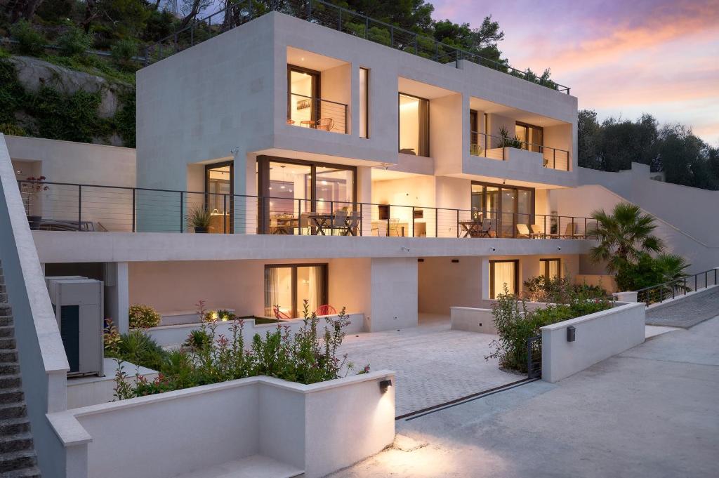 The Glass House — photo 1