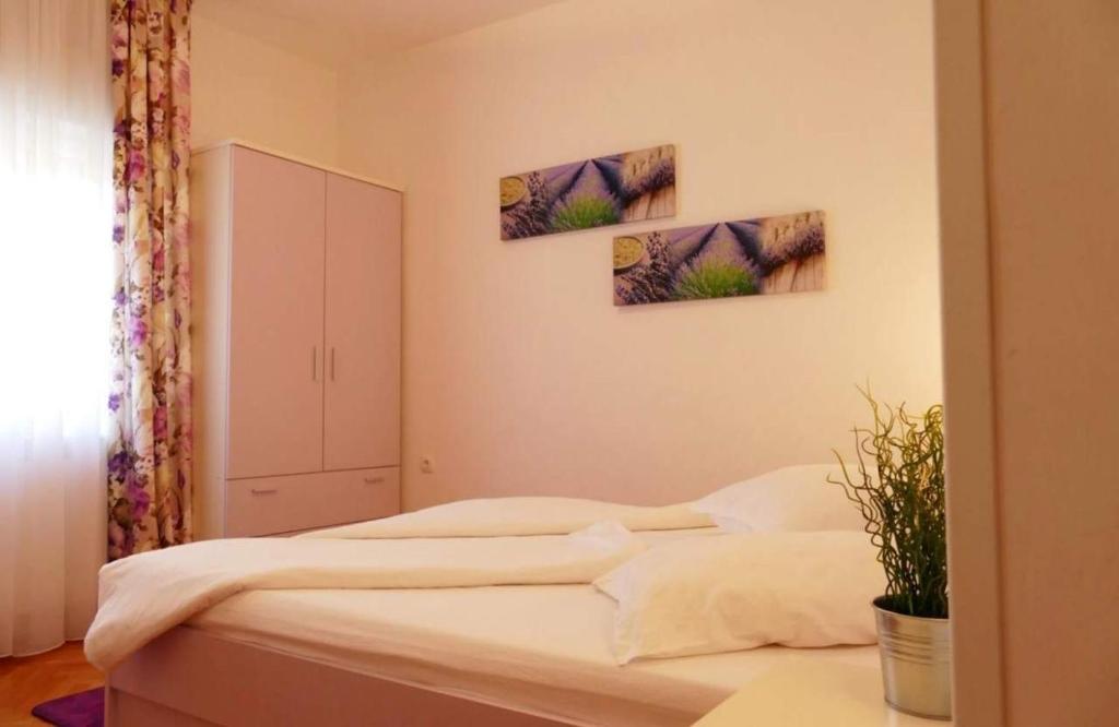 Seaside family friendly house with a swimming pool Barbat photo 2
