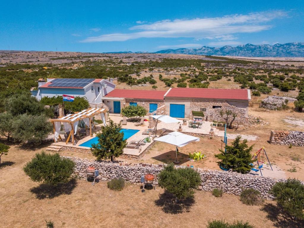 Secluded house with a swimming pool Kosljun — photo 1