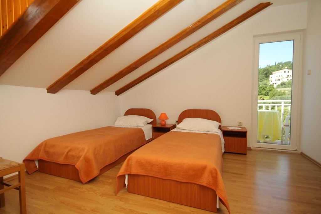 Apartments and rooms with parking space Mlini photo 2