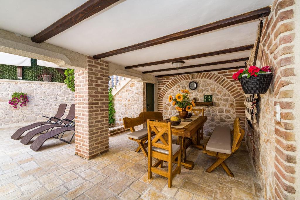 Stone House photo 3