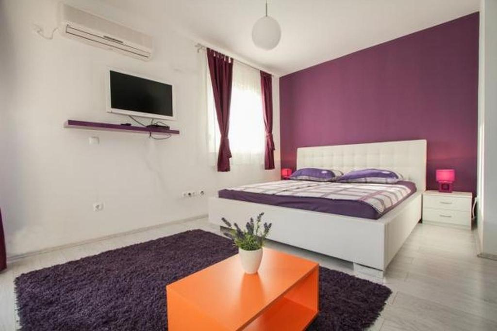 Studio apartment in Okrug Gornji with terrace — photo 1