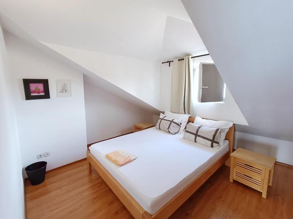 Sea view apartment with swimming pool near beach photo 2
