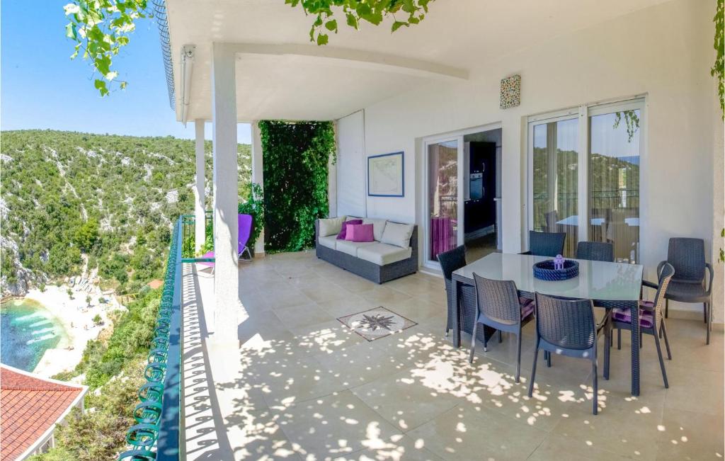 2 Bedroom Lovely Apartment In Vinisce photo 2