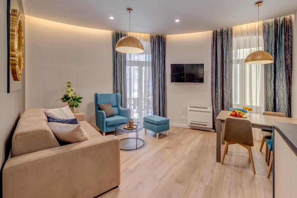 Royal Theatre Apartment — photo 1