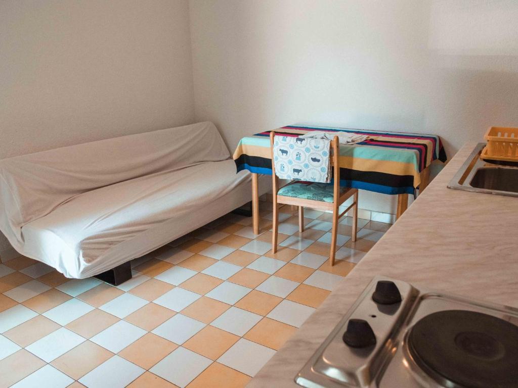 Yvonne Apartments photo 2