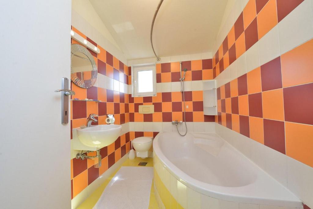 Yvonne Apartments photo 3