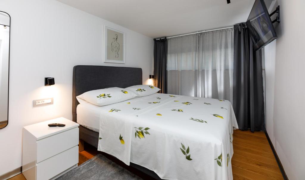 Stylish City Apartment photo 2