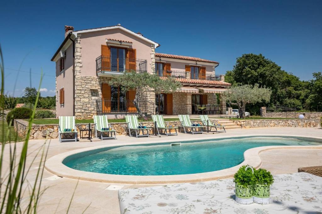 Rustic villa Marijanin Vrt with pool in Tinjan — photo 1