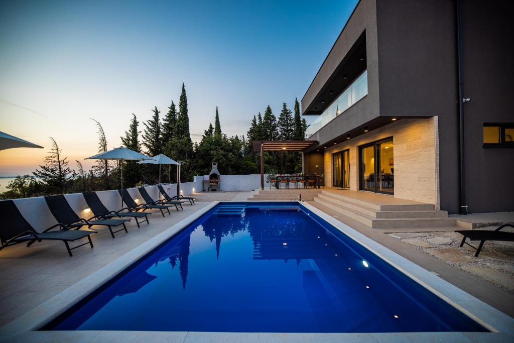 Royal Promons - heated pool photo 2