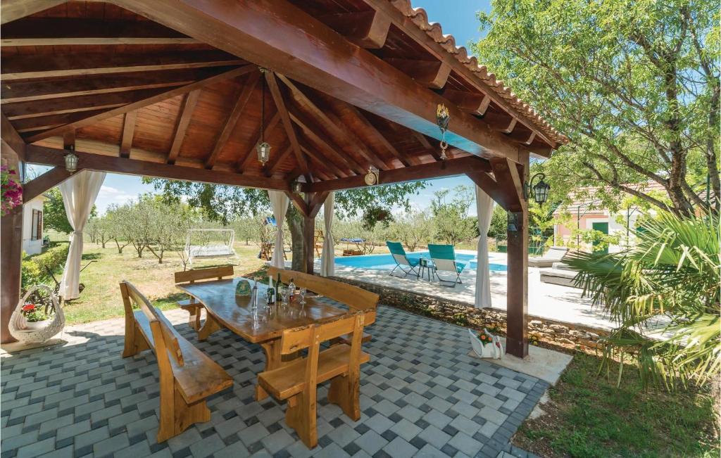 Three-Bedroom Holiday Home In Trbounje photo 3