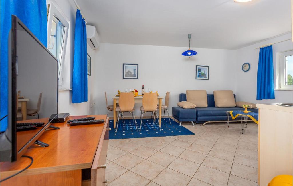 Gorgeous Apartment In Malinska With Swimming Pool photo 3