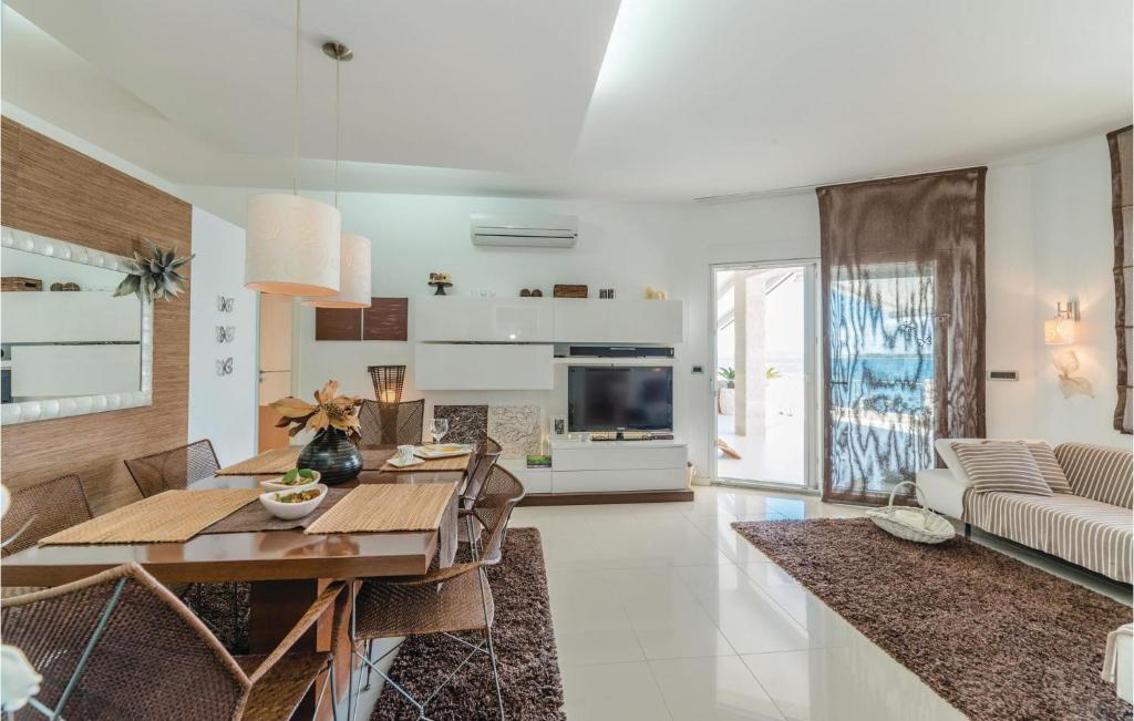 Four-Bedroom Holiday Home In Tkon photo 3