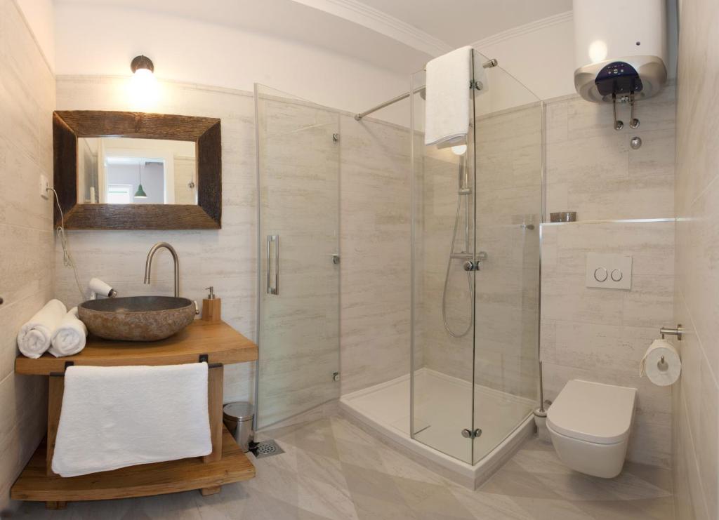 Stylish Theatre Apartments photo 3