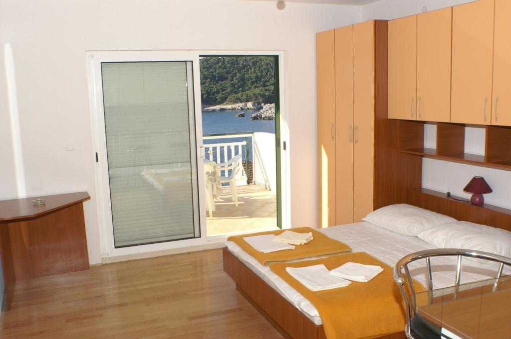 Apartments by the sea Milna - Hvar - 3074 photo 2