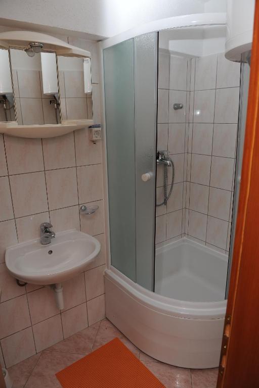 Family friendly apartments with a swimming pool Bacina photo 3