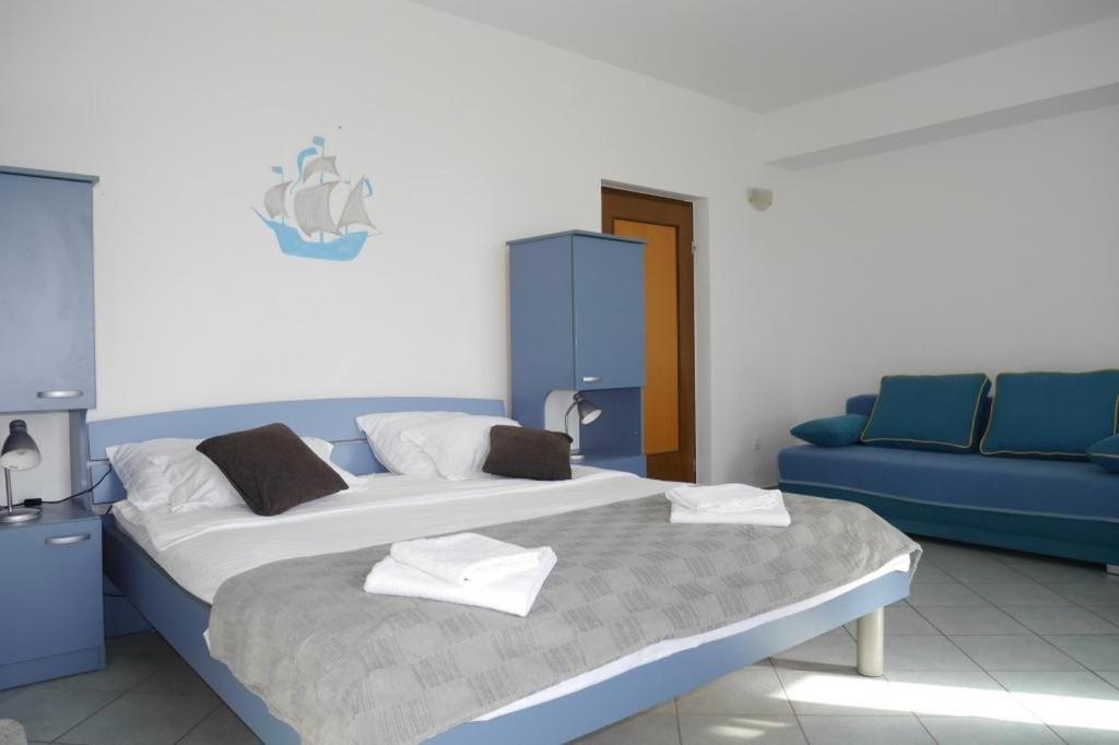 Studio apartment in Dugi Rat with sea view photo 2