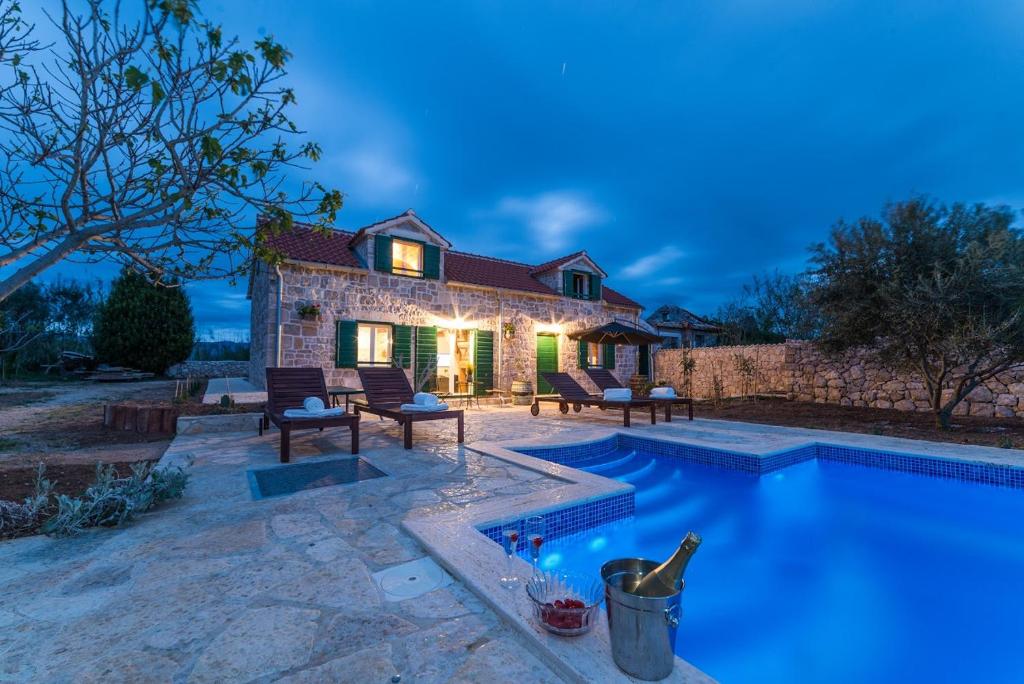 Romantic mediterranean villa with pool near sandy beach by Traveler tourist agency Krk ID 2167 — photo 1