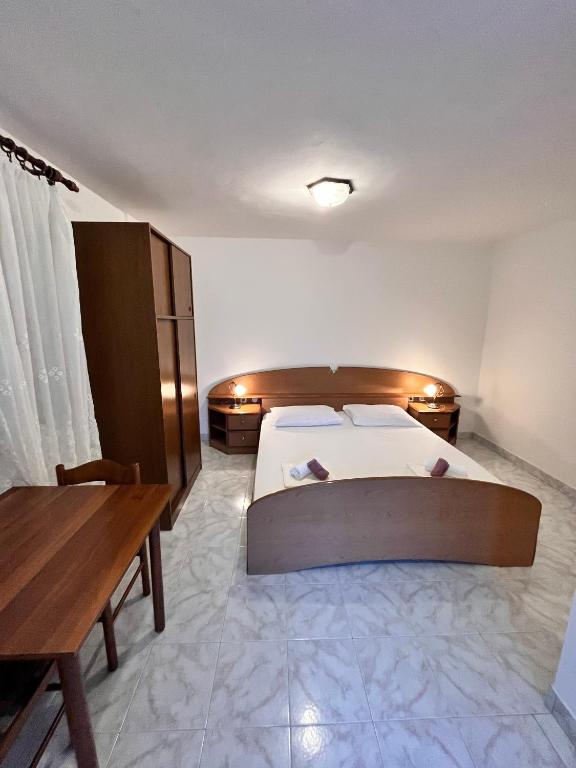 Apartments with parking space Metajna photo 2