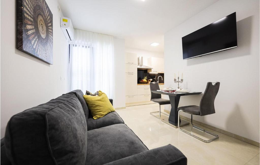 Lovely Apartment In Zadar With Wifi photo 2