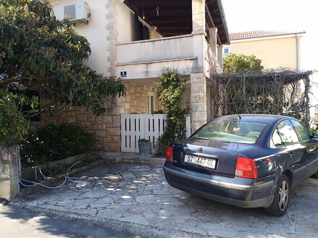 Apartments with parking space Supetar — photo 1