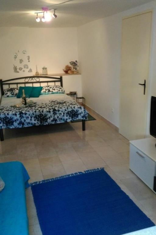 Apartments with parking space Supetar photo 2