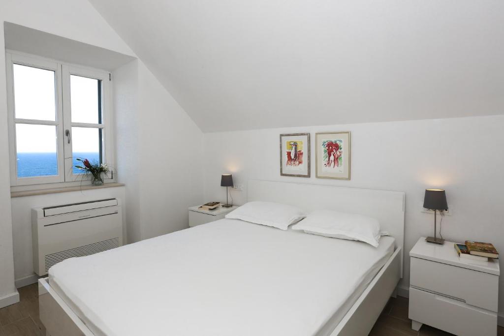 White & Co Villa And Apartments photo 2