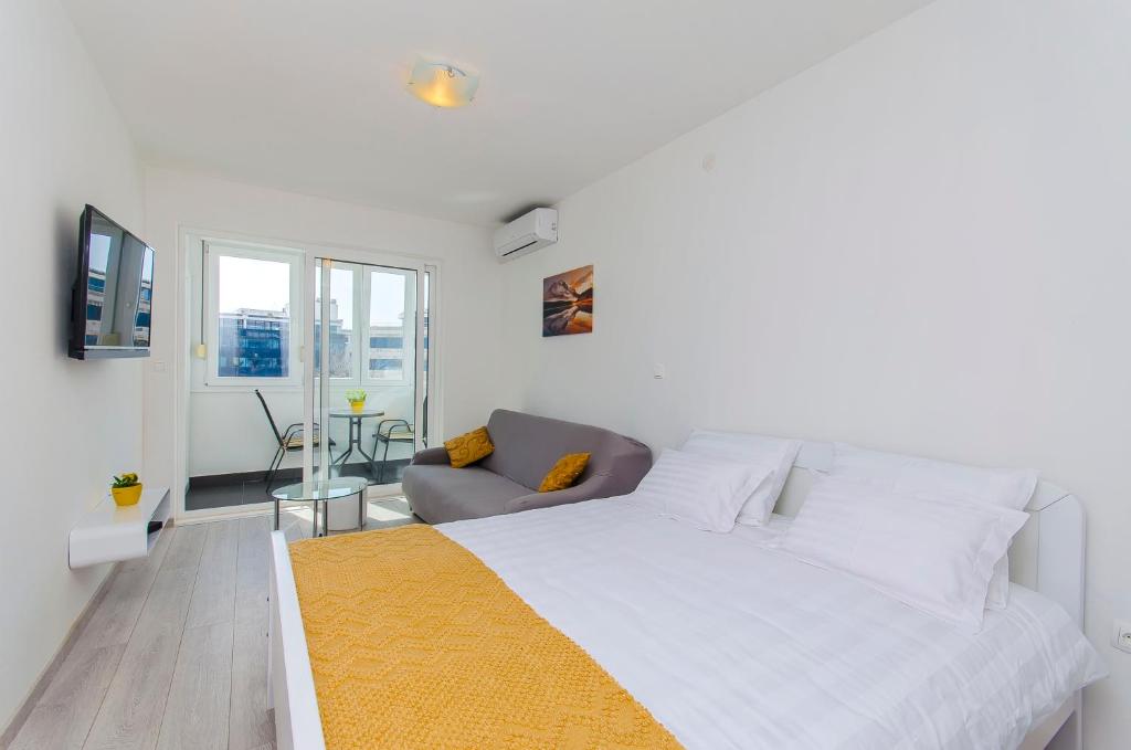 Side by Side Apartments photo 2