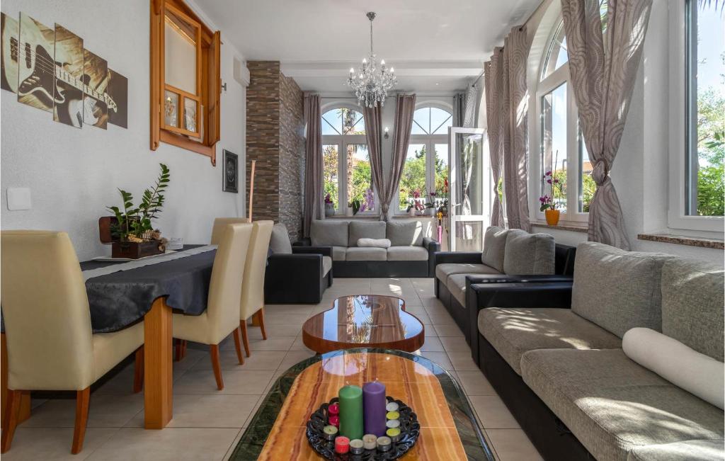 6 Bedroom Beautiful Home In Crikvenica photo 3