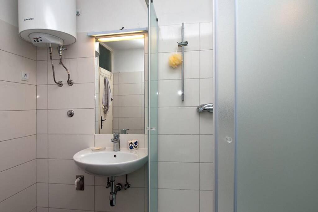 Sara apartment Punta Omis near sandy beach photo 3