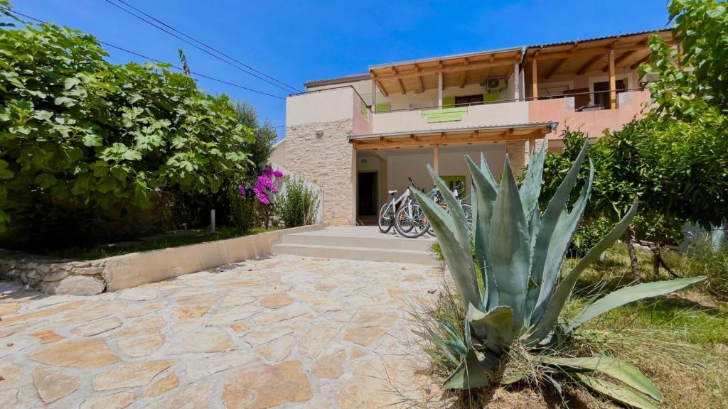 Stone & Sun Retreat with Private Pool photo 3