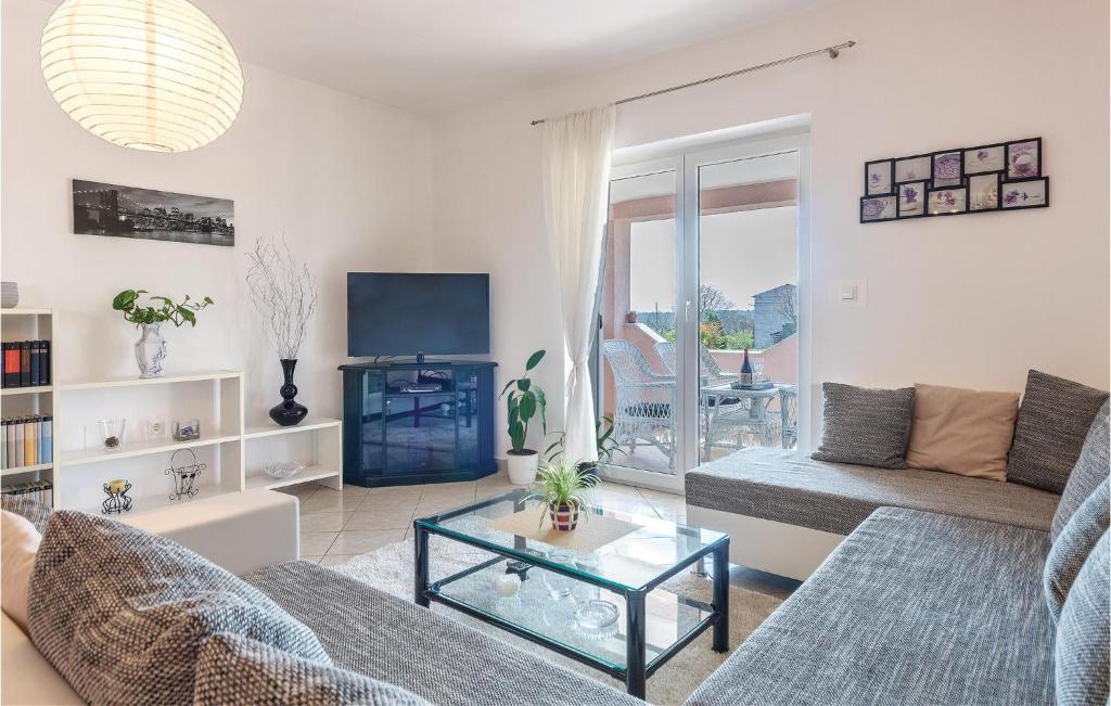 3 Bedroom Gorgeous Apartment In Marcana photo 2