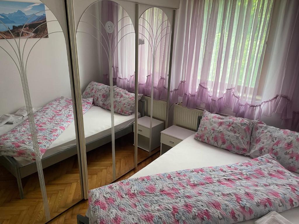 Slatka sobica za dvoje sa upotrebom zajednicke kuhinje i kupaonice — photo 1