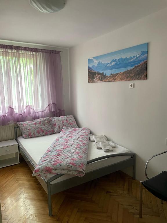 Slatka sobica za dvoje sa upotrebom zajednicke kuhinje i kupaonice photo 2