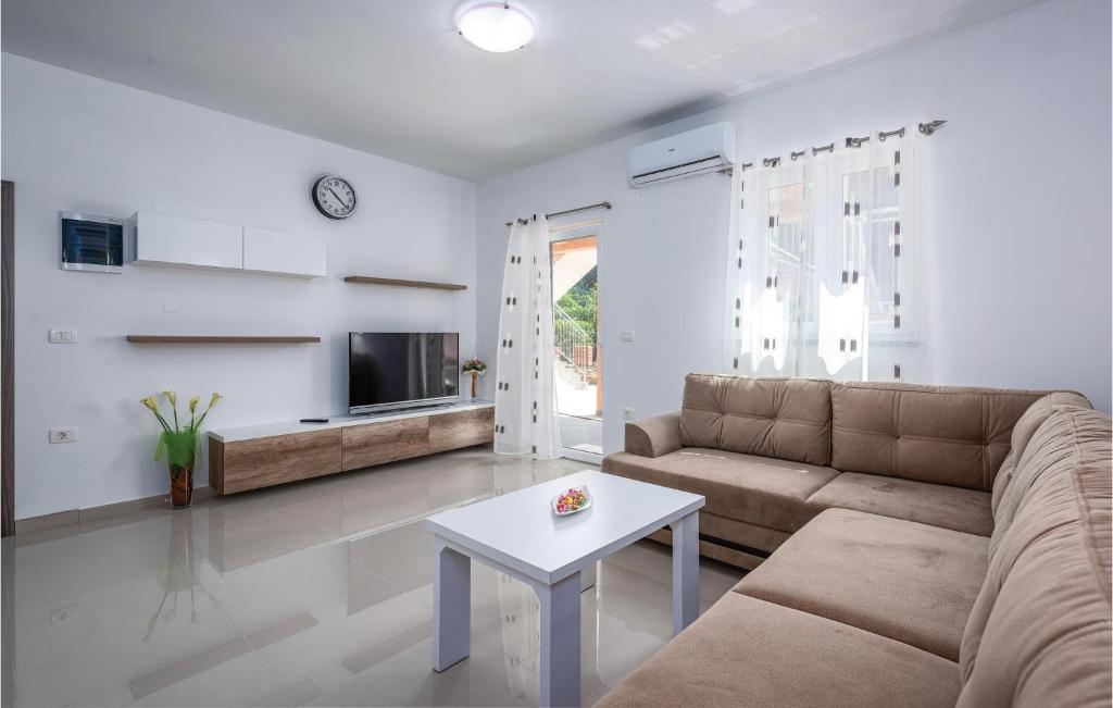 3 Bedroom Amazing Home In Plomin photo 2