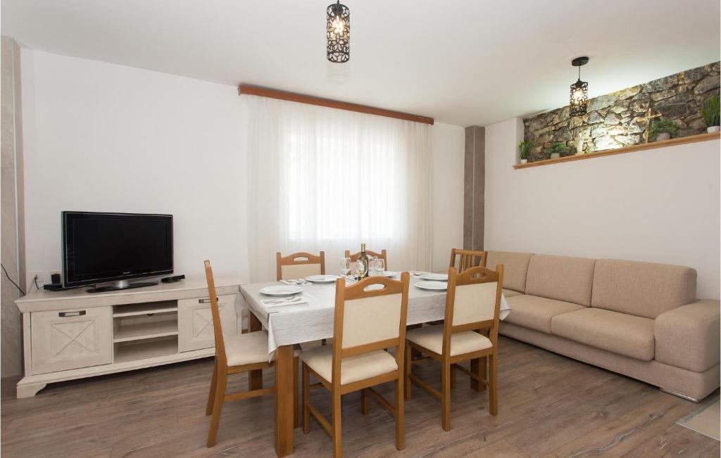 3 Bedroom Stunning Home In Tijarica photo 3