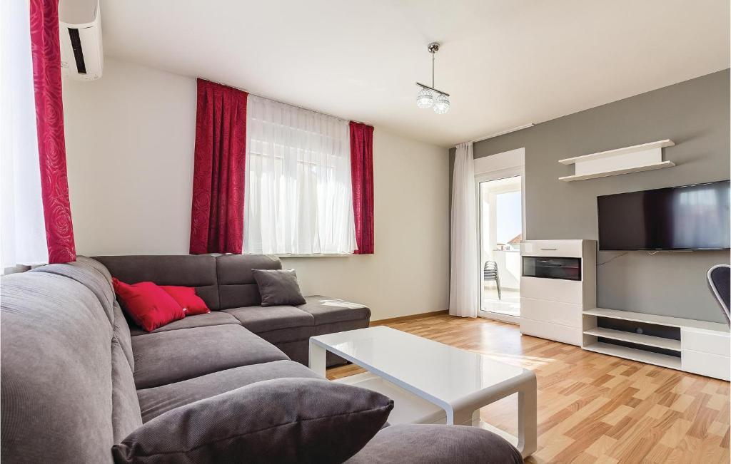Three-Bedroom Apartment In Medulin — photo 1