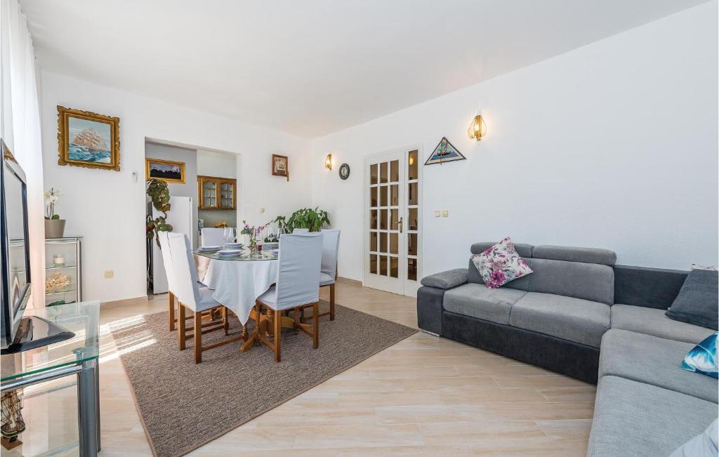 Three-Bedroom Apartment In Sibenik photo 2