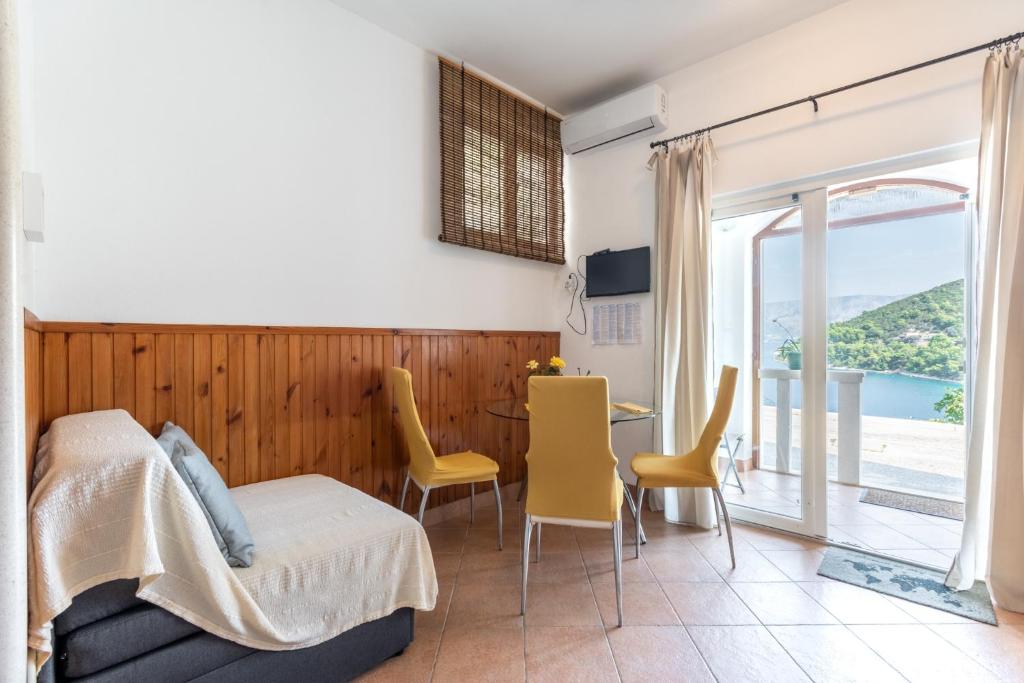 Apartments by the sea Pucisca photo 2